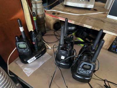 Deux talkies-walkies sont posés sur une table à côté d'un ordinateur portable