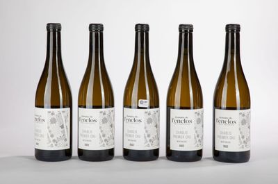 quatre bouteilles de vin sont alignées sur un fond blanc