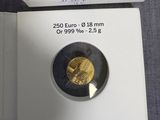 une pièce d'or dans une boîte blanche posée sur une table