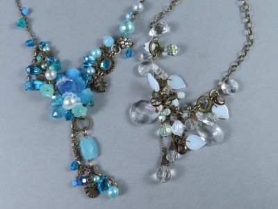 deux colliers composés de perles bleues et transparentes sur un fond blanc
