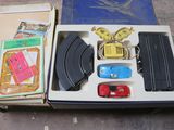 une boîte avec un tas de jouets à l'intérieur