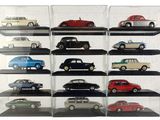 une vitrine contenant de nombreuses maquettes de voitures différentes