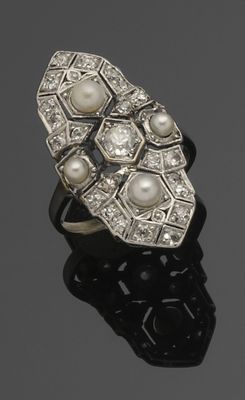 une bague Art déco sertie de perles et de diamants