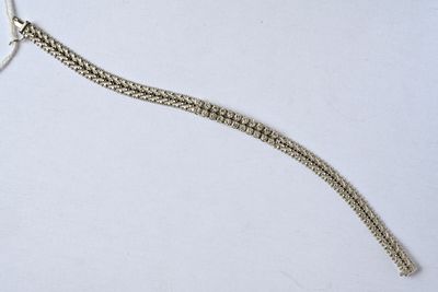 Bracelet en or gris 18K (750/oo) à maille formant chevrons é…