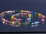 un bracelet fait de briques Lego posé sur une table