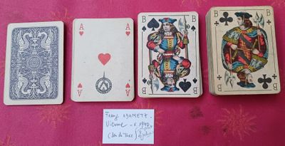 quatre cartes à jouer posées les unes à côté des autres sur une table