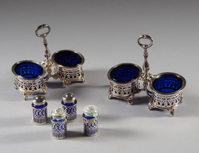 plusieurs morceaux de verre argenté et bleu sur un fond blanc
