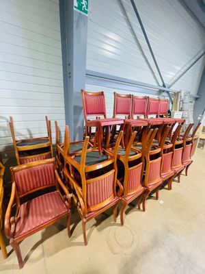 a lot of chairs that are sitting in a room