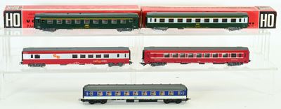 quatre wagons exposés dans une vitrine