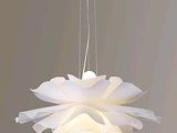 une lampe blanche suspendue au plafond