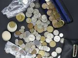 beaucoup de pièces et un portefeuille sur la table