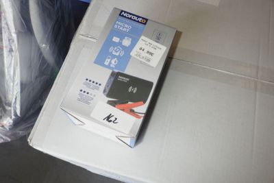 une boîte posée sur une table