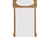 un grand miroir avec un cadre doré sur fond blanc