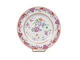 l'image d'une assiette ornée d'un motif floral