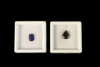 SAPHIR bleu. Lot de 2 saphirs totalisant 2.83 carats, compre…