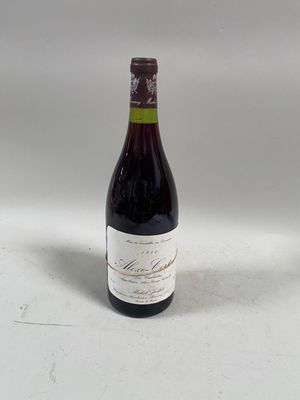 une bouteille de vin à côté d'un verre de vin