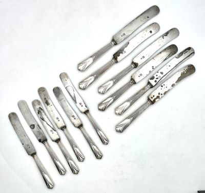 beaucoup d'argenterie sur une table blanche