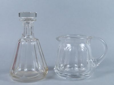 un pichet en verre et une cruche en verre posés l'un à côté de l'autre