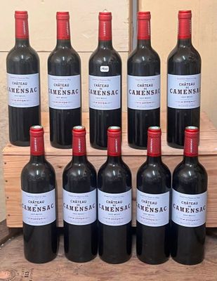 plusieurs bouteilles de vin posées sur une caisse en bois