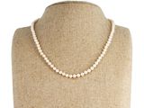 un collier de perles blanches sur un mannequin mannequin mannequin mannequin mannequin mannequin mannequin mannequin mannequin mannequin