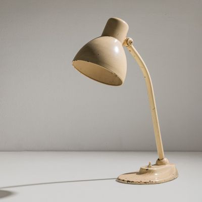une lampe posée sur une table dans la pièce