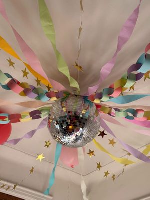 une boule à facettes suspendue au plafond d'une pièce