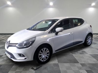 la voiture blanche est garée sur un carrelage à carreaux