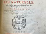 un vieux livre avec une image de croix sur la couverture