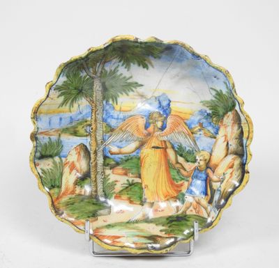 une assiette décorative ornée d'une peinture représentant des anges