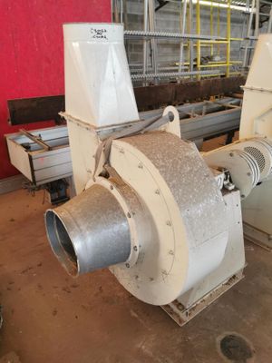 une machine qui se trouve à l'intérieur d'un bâtiment