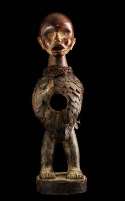 un gros plan sur la statue d'une personne avec un oiseau perché sur la tête
