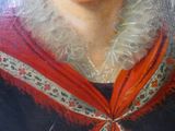 tableau représentant une femme vêtue d'une robe rouge et noire à col blanc