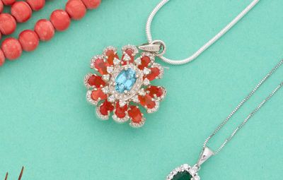 deux colliers et un collier orné d'un motif floral