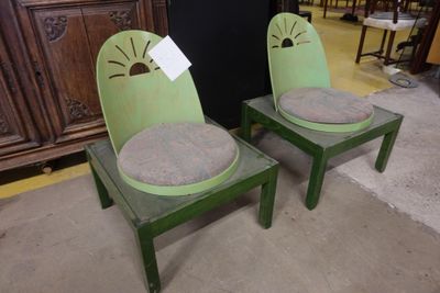 deux chaises vertes placées l'une à côté de l'autre