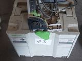 une machine posée sur une boîte