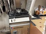 une image d'une cuisine commerciale avec une cuisinière et un four
