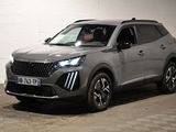 Le SUV argenté est garé dans une grande pièce au sol en damier.