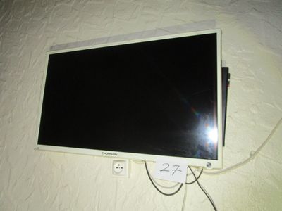 une photo d'une télévision à écran plat montée sur un mur