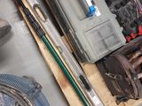 un tas d'outils posé sur une palette en bois