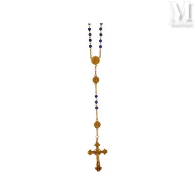 un chapelet orné d'une croix en or et de perles bleues sur fond blanc
