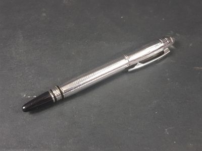 un stylo posé sur une table