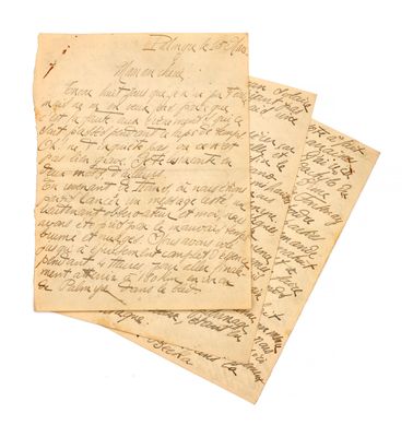 une pile de vieilles lettres empilées les unes sur les autres sur une surface blanche