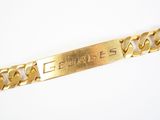 une photo en gros plan d'un bracelet en or muni d'une plaque portant un nom