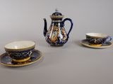 trois tasses et une théière posées sur une table
