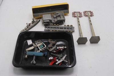 une boîte contenant un assortiment de jouets posée sur une table