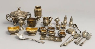 un assortiment d'argenterie comprenant de l'argenterie, de l'argenterie et de l'argenterie