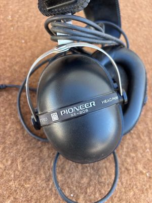 un casque qui traîne par terre