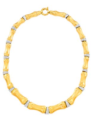 un collier en or jaune et en or blanc, serti de diamants, sur fond blanc