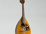 une mandoline suspendue au plafond dans une pièce