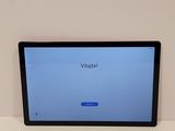 une tablette posée sur une table, avec le mot « vigile » affiché à l'écran